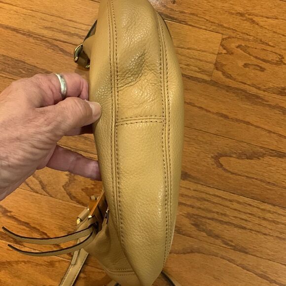 Michael Kors Crossbody or shoulder bag. Camel color - Picture 10 of 10